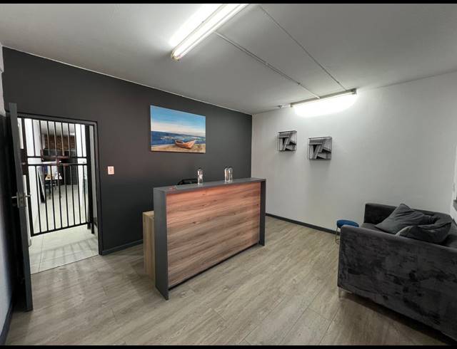 301M² WAREHOUSE TO LET IN STRIJDOMPARK